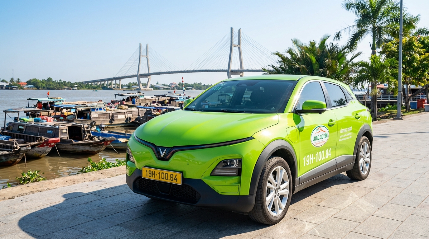 Taxi điện VinFast VF6 màu trắng hiện đại chạy trên đường phố Long Xuyên