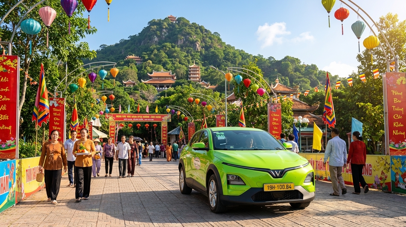 Taxi VinFast VF6 xanh cốm đậu trước khu vực lễ hội Núi Sam, Châu Đốc